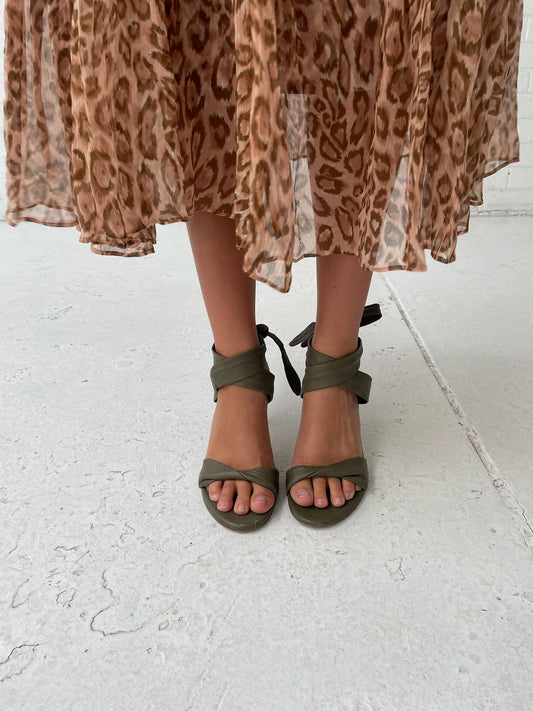 Scanlan Theodore ankle tie olive green heels Fennel | size 41